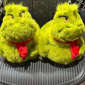 The Grinch Men’s Fuzzy Holiday Slippers